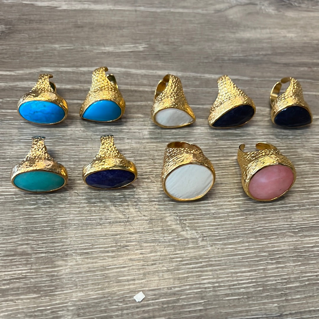 Cocktail pounded gold ring