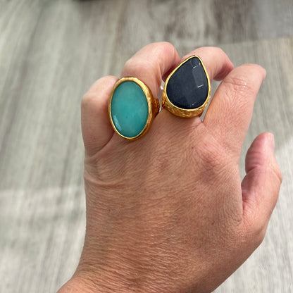 Cocktail pounded gold ring
