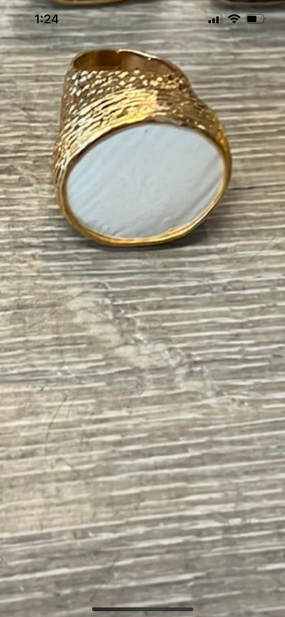 Cocktail pounded gold ring