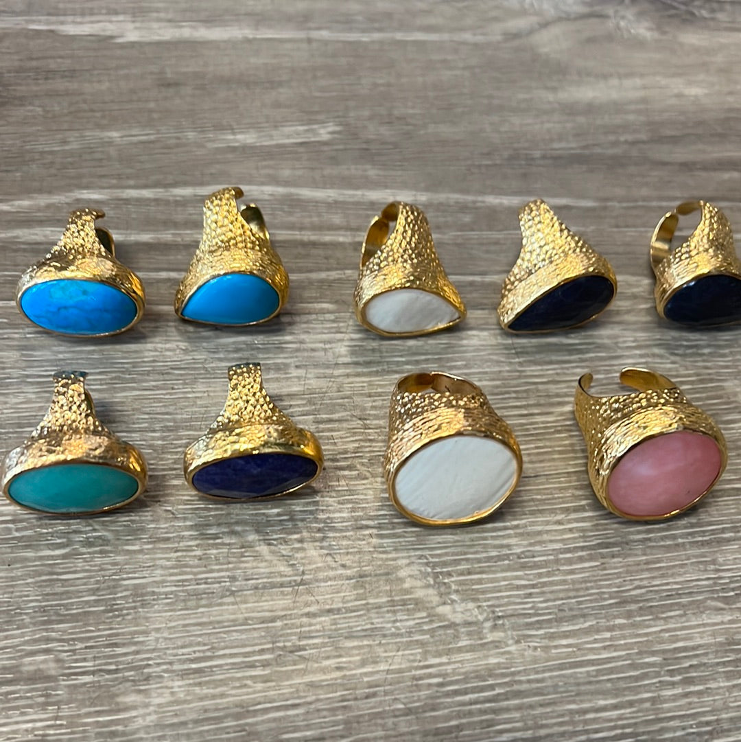 Cocktail pounded gold ring