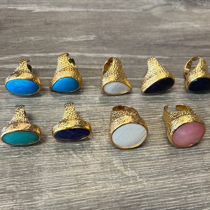 Cocktail pounded gold ring