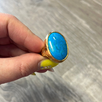 Cocktail pounded gold ring