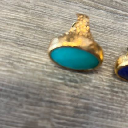 Cocktail pounded gold ring